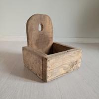 Vecchio porta sale rustico da parete in legno
