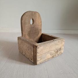 Vecchio porta sale rustico da parete in legno
