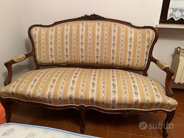 Divano stile liberty con sedie