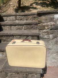 Valigia vintage color panna 40€