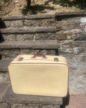 Valigia vintage color panna 40€
