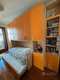 Camera a ponte arancione doppio letto e libreria