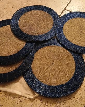 6 sottopiatti/tovagliette rotonde in perline. 