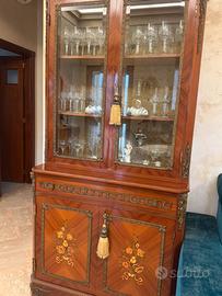 Vetrina tavolo sedie e consolle