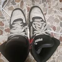 paio di scarpe puma un po' rovinate 