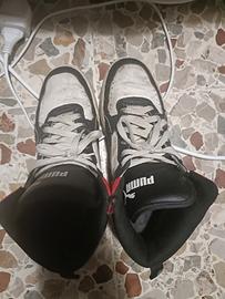 paio di scarpe puma un po' rovinate 