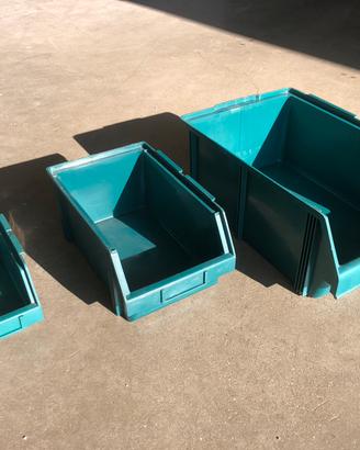 Contenitori in plastica resistente per officina