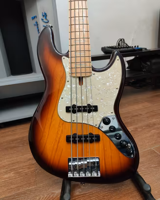 basso elettrico Marcus Miller 5 corde v7