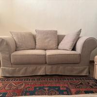 Divano con pouf poggiapiedi