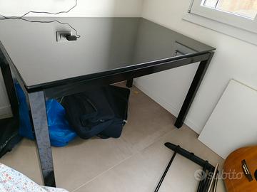 Tavolo  nero  allungabile