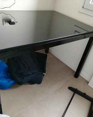 Tavolo  nero  allungabile