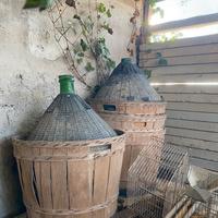 2 DAMIGIANE VINTAGE IN VETRO CON CESTA IN LEGNO
