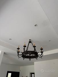 splendido lampadario a corona in ferro