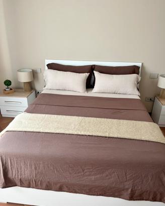 Letto matrimoniale,comodini e comò