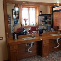 poltrone e mobile da barbiere