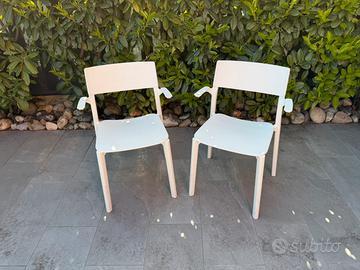 Coppia di sedie in plastica bianvhe