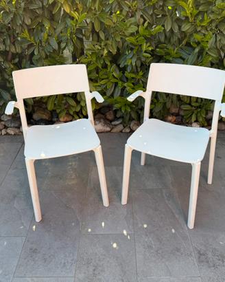 Coppia di sedie in plastica bianvhe