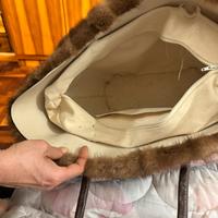 ‘obag grande con bordo in pelliccia