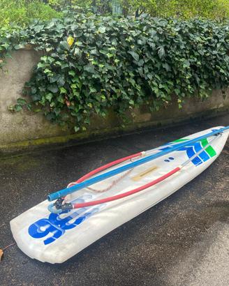 Tavola wind surf vintage con doppia vela