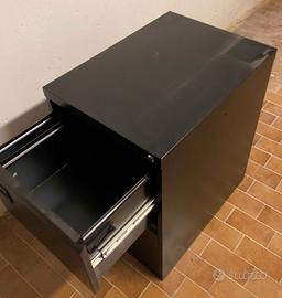 cassettiera e sedie