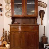 Credenza con vetrinetta in abete 