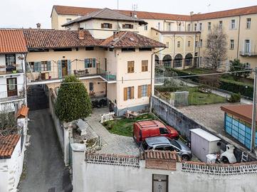 GIAVENO - TRIFAMILIARE CON CORTILE PRIVATO