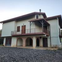 Ampia villa indipendente con giardino