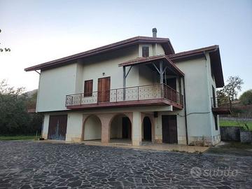 Ampia villa indipendente con giardino