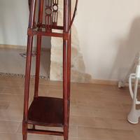 Antico sgabello in legno