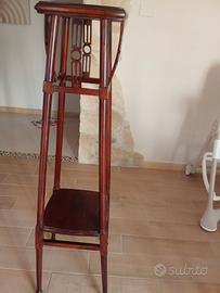 Antico sgabello in legno