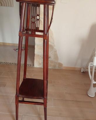 Antico sgabello in legno