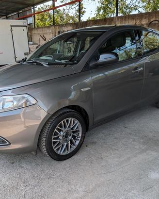 Lancia Ypsilon 0.9 Automatica! Blokshaft!