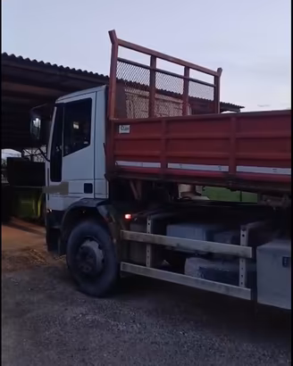 CAMION IVECO EuroCargo 150E180 CON RIBALTABILE: