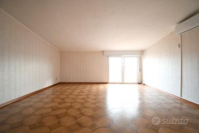 Attico all'ultimo piano con posto auto