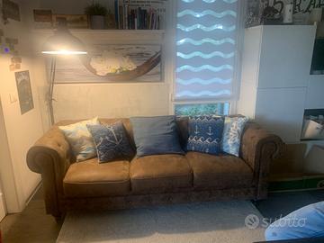 Divano 3 posti Chesterfield + Lampadario retrò