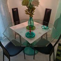 Tavolo in cristallo verde acqua