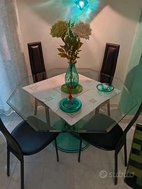 Tavolo in cristallo verde acqua