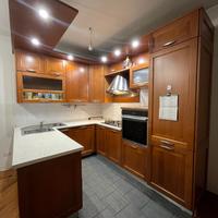 Cucina con elettrodomestici
