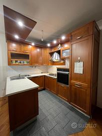 Cucina con elettrodomestici