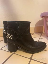 Stivaletti neri in pelle con borchie- tg. 37