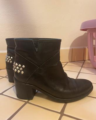 Stivaletti neri in pelle con borchie- tg. 37