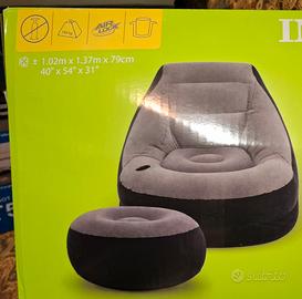 POLTRONA CON PORTA BICCHIERE E PUF