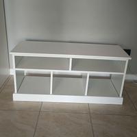 Panca bianca con cuscino grigio 30€