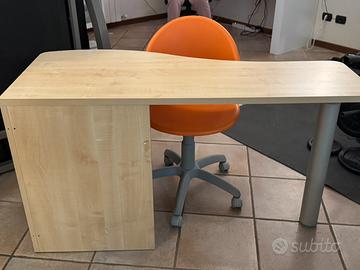 Scrivania e seggiola