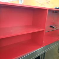 libreria mensola scaffale  legno rosso e luce led