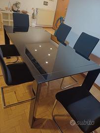 Tavolo nero in vetro allungabile + sedie
