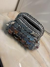 Borsa clutch argentata con paillettes.