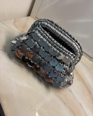 Borsa clutch argentata con paillettes.