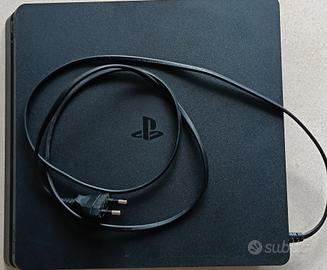 PS4 SLIM PERFETTA PIÙ 2 CONTROLLER E 1 GIOCO