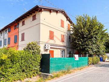 Porzione di casa su più livelli con giardino